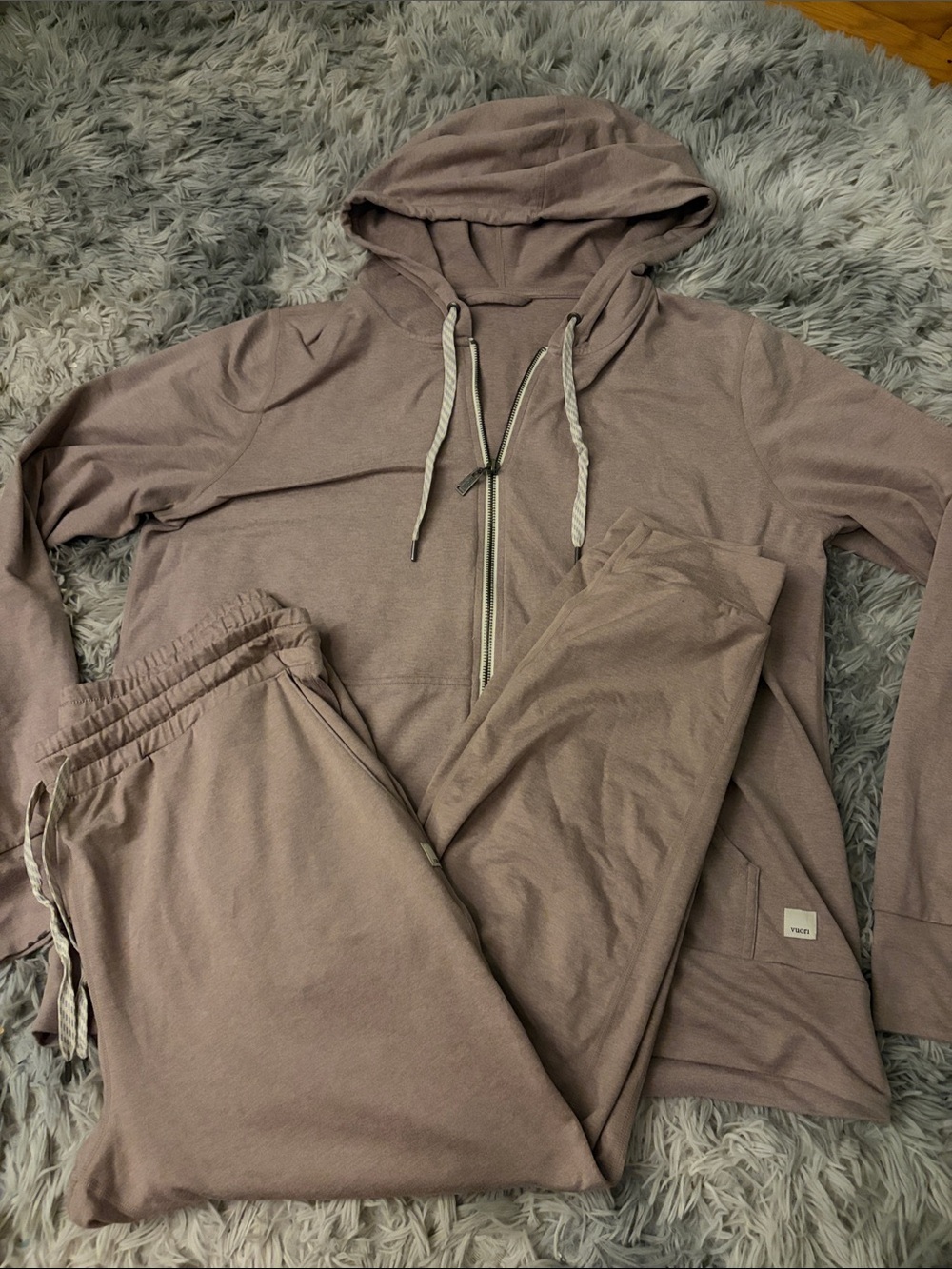 Vuori women’s set- Drawstring Joggers and zip up in Mauve Pink